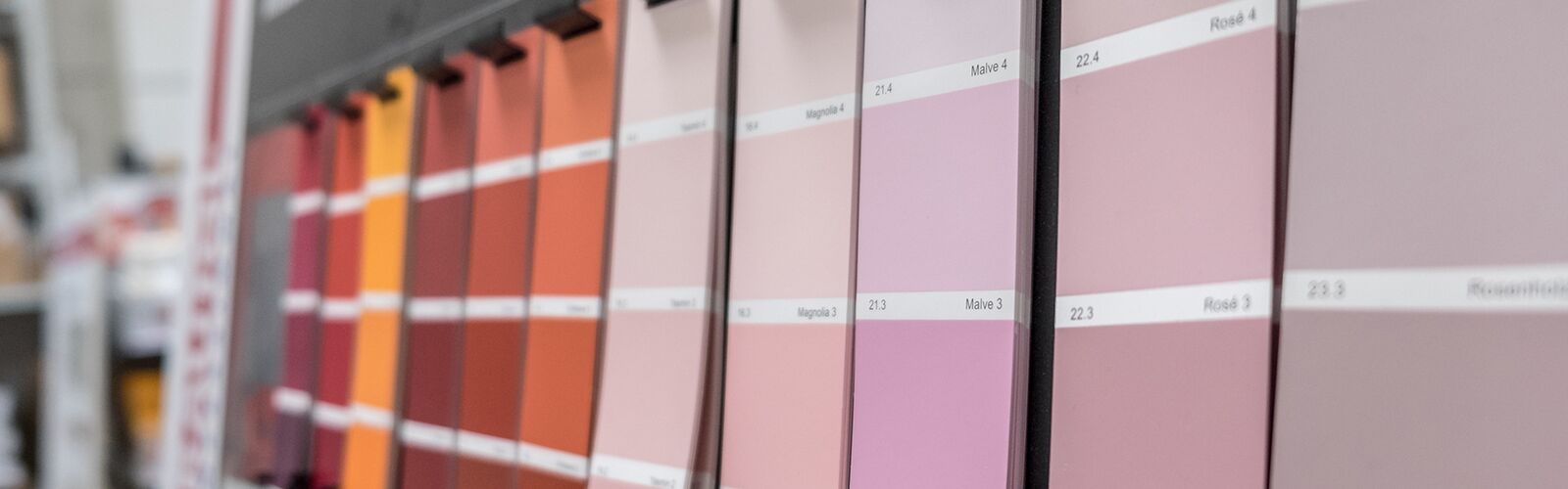 Großes Sortiment an Farben und Malerbedarf