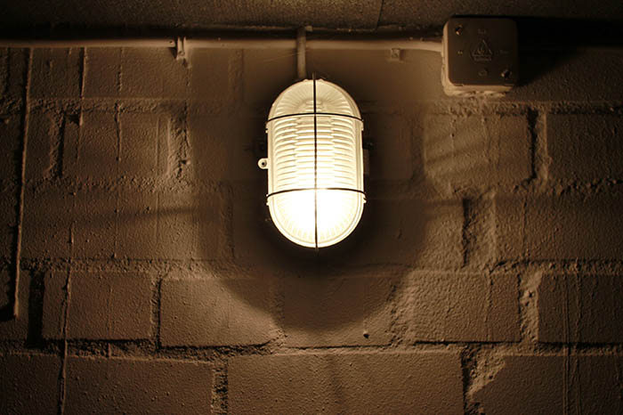 Lampe im Keller